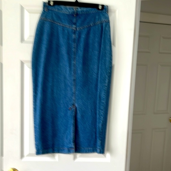 Not available til April
Ladies Denim skirt - Picture 3 of 4